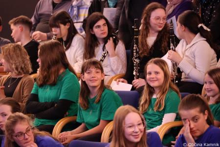 A me slišiš Pet čevljev merim, palcev pet (9)